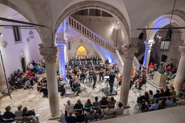 Dubrovački simfonijski orkestar pod ravnanjem Antuna Poljanića i violist Wladimir Kossjanenko nastupili u Dvoru