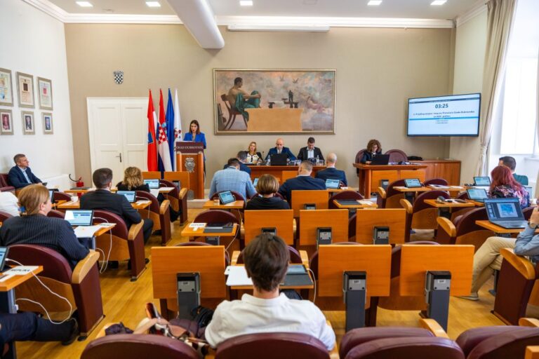 GRADSKO VIJEĆE Odluka o ustupanju zemljišta branitelju Anđušiću, a doznat ćemo i ovogodišnje laureate