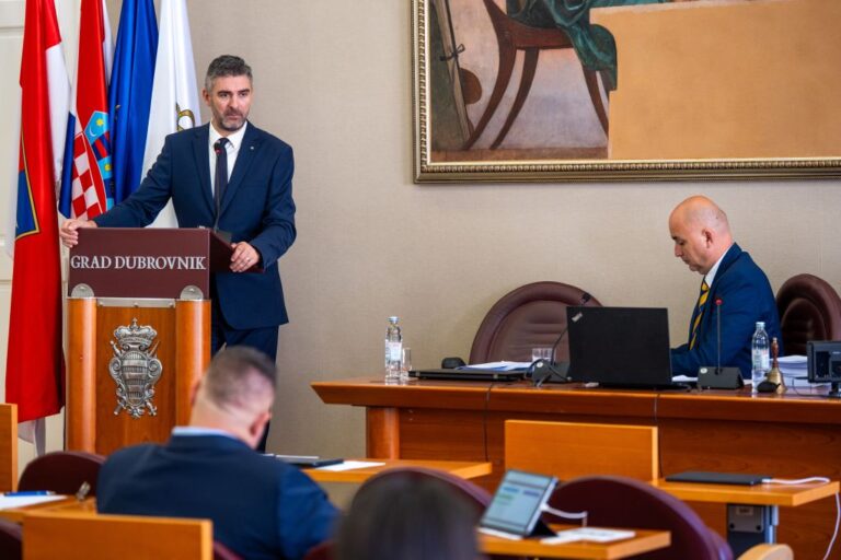 GRADSKO VIJEĆE IZ MINUTE U MINUTU/ Iskrilo između Frankovića i Bonačić Obradović, Knežević pozdravila Vićana, Raguž upozorio na duljinu rasprava