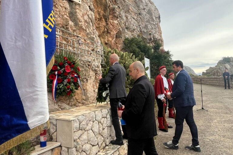 Načelnik Lasić položio vijenac kod spomen obilježja ubijenim konavoskim domobranima na Orsuli
