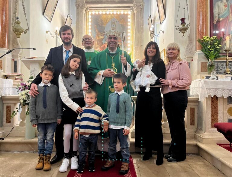 Biskup Glasnović krstio malu Mariju, peto dijete u obitelji Marinović