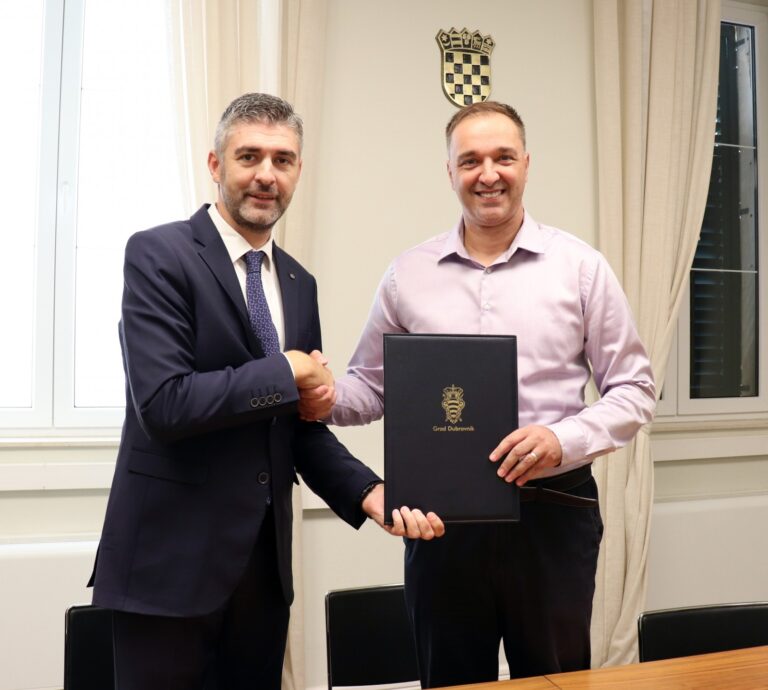 Franković uručio Denisu Paveli ugovor za rješavanje stambenog pitanja