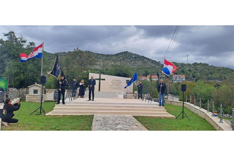 Cvijeće i svijeće za branitelje poginule na Osojniku