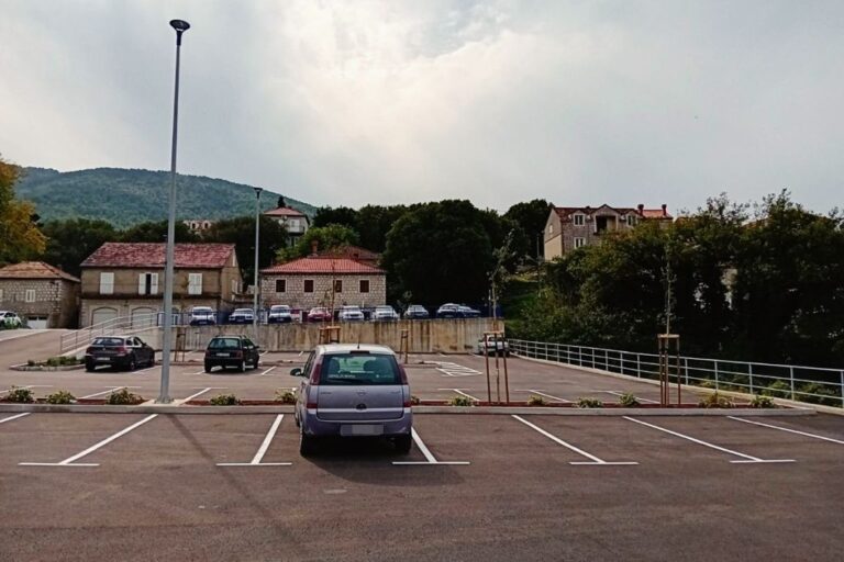 Uređen parking na Grudi – uz 46 parkirnih mjesta posađeni oleandri, košćele, čempresi…