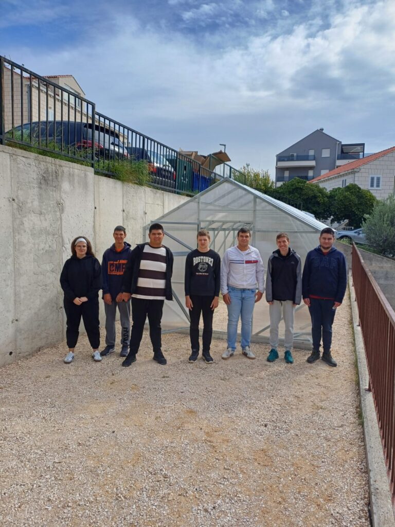 “Raste” plastenik nade za mlade cvjećare, rezultat plemenite sinergije čitave zajednice i škole