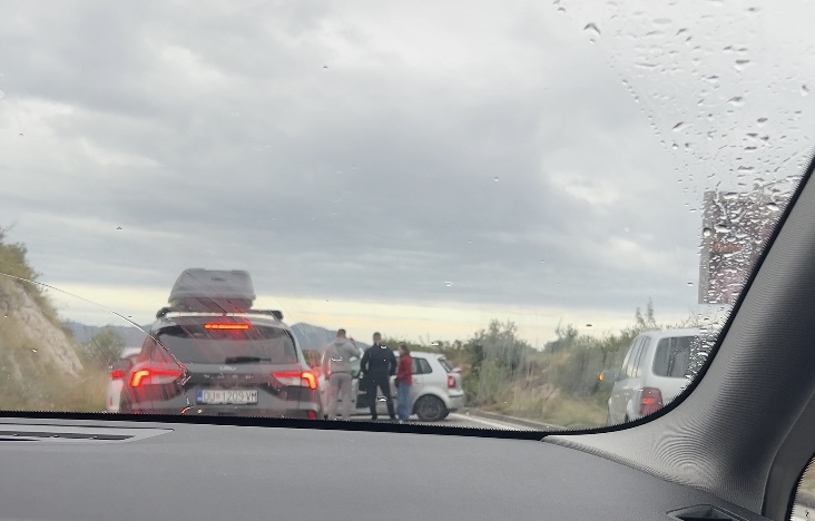 Između Smokvine i Dola vozačica udarila u brdo, prevezena u bolnicu