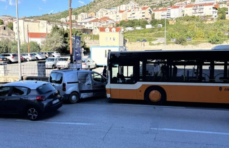 U Vukovarskoj se sudarili automobil i Libertasov autobus