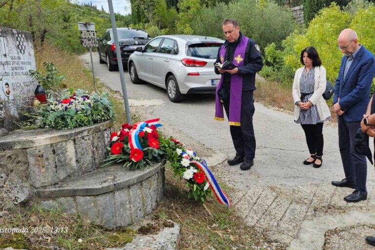 Položeni vijenci na spomen ploči  branitelju Ivici Riloviću, prvoj žrtvi velikosprske agresije u Konavlima