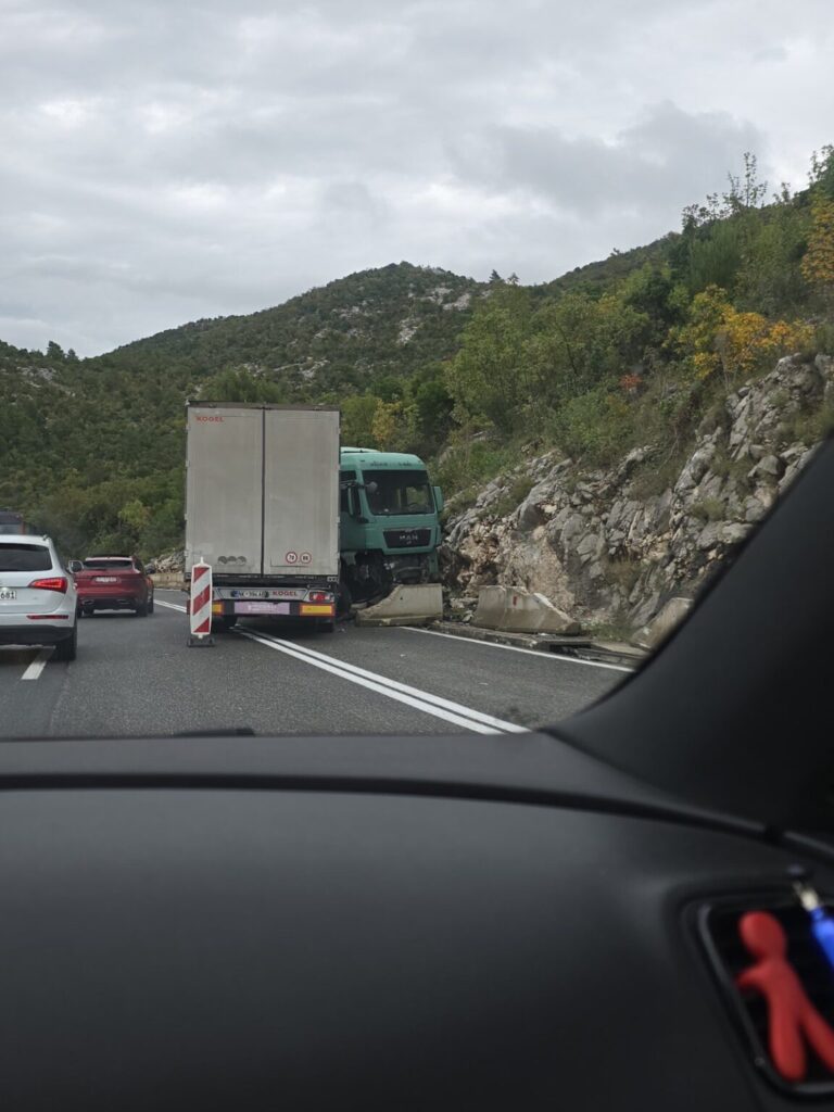 Vozači, oprez! Šleper se na Rabi zabio u brdo, nafta je na cesti