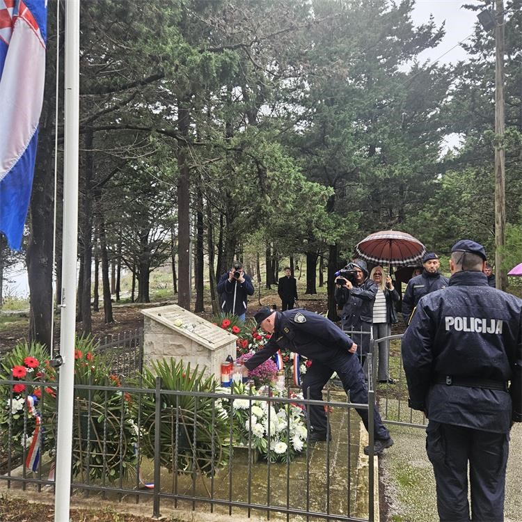 Načelnik PU DNŽ Ivan Pavličević sa suradnicima i predstavnici Udruge SJP Grof odali počast poginulim braniteljima na Bosanci