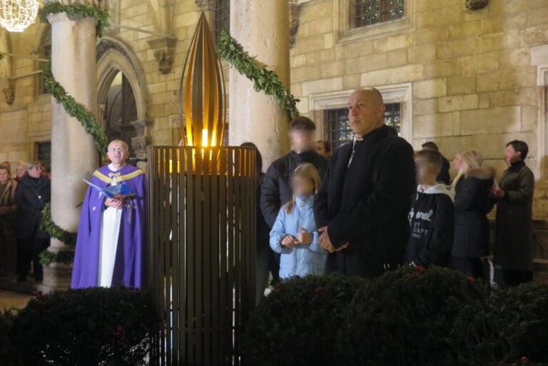 Upaljena prva svijeća na adventskom vijencu ispred Kneževa dvora
