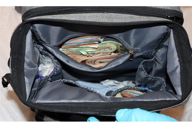 Kod supružnika na Zvekovici pronađena droga i novac: žena pokušala baciti kokain u WC…