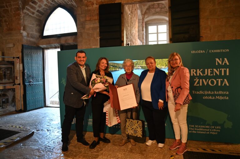 Profesorica Elsie Ivancich Dunin donirala Dubrovačkim muzejima vrijednu tekstilnu, keramičku i drvnu građu