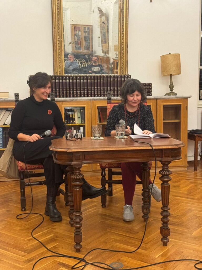 “Ova knjiga je “mali revolucionaran bunt’ protiv granica i jezičnih čistunstava i omalovažavanja ljudske slobode”