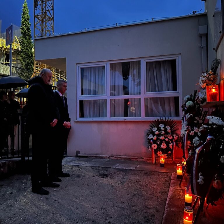 U znak sjećanja na dubrovačkog branitelja Zdravka Gavrića položeni vijenci u Mokošici