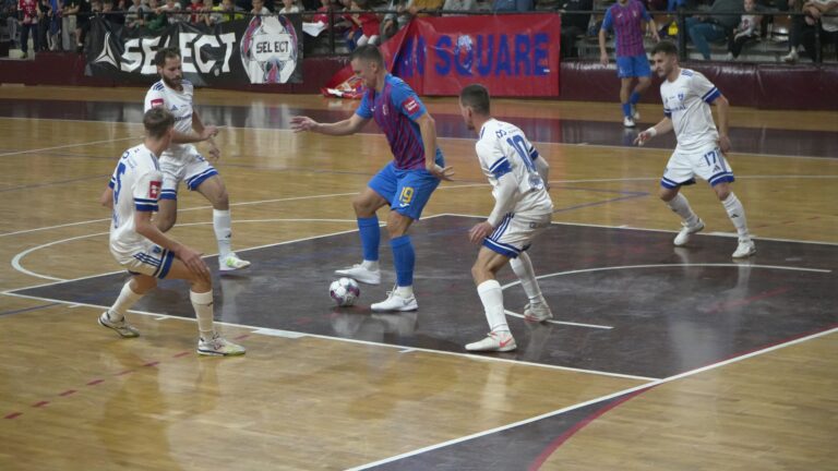 MNK Square : Na terenu pobjeda, u autobusu pjesma