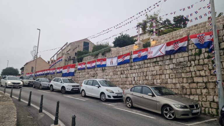 FOTO: Kapelica u znak hrvatskih zastava koje je postavio branitelj Goran Beš
