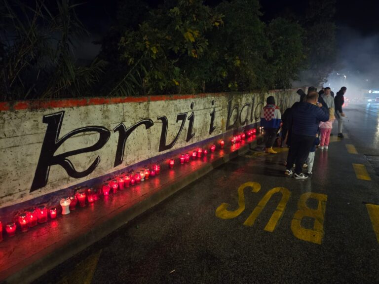 FOTO/ VIDEO: Na Ilijinoj glavici Torcida zapalila svijeće i baklje u sjećanje na žrtve Vukovara i Škabrnje