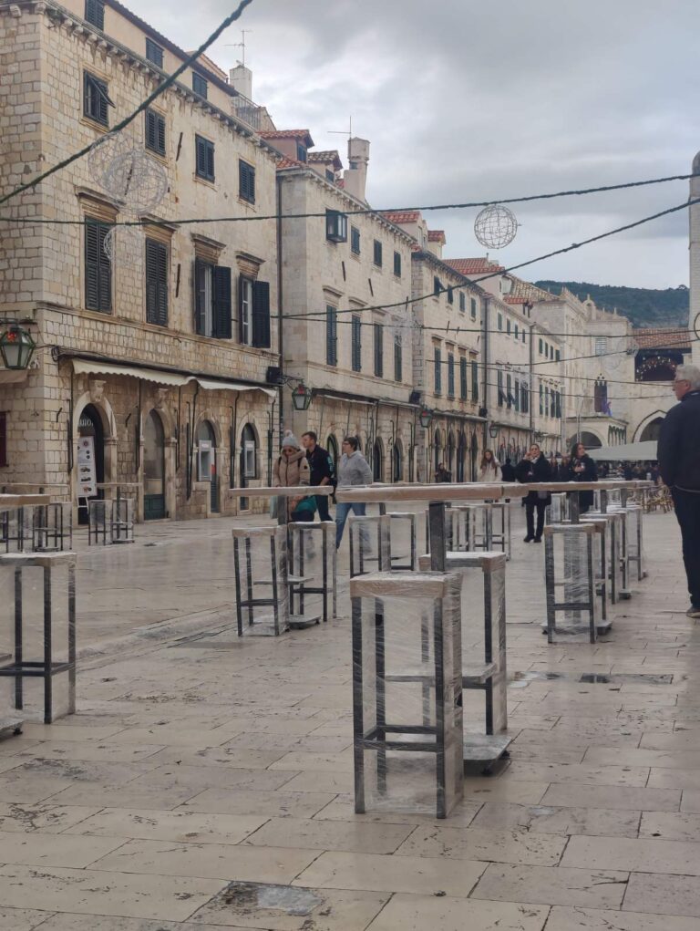 POSLJEDNJE FESTIVALSKE PRIPREME Krenulo postavljanje dodatnih stolica i stolova na Stradunu