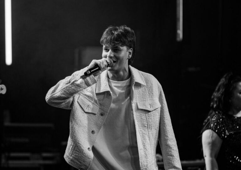 Regionalna senzacija Jakov Jozinović, uz već najavljene velike izvođače, nastupiti će na dočeku na Stradunu