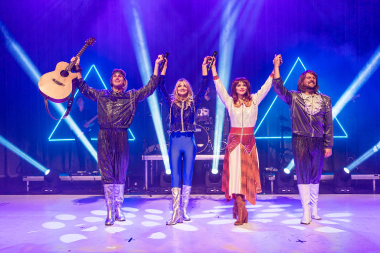 Dancing Queen u Gradu: MANIA – najpoznatiji svjetski ABBA tribute bend stiže na Dubrovački zimski festival!