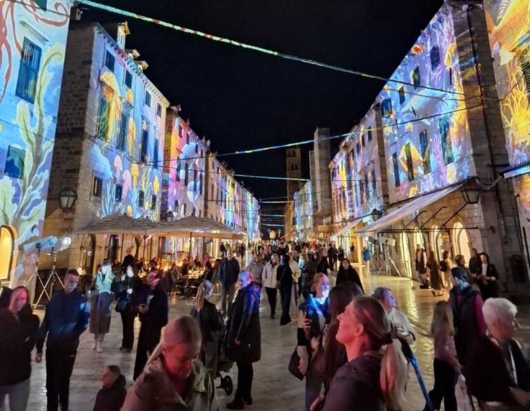 Festival Lumiart u Dubrovniku prikazao prekrasne svjetlosne efekte. Evo kako izgledaju kao “Podmorski grad”
