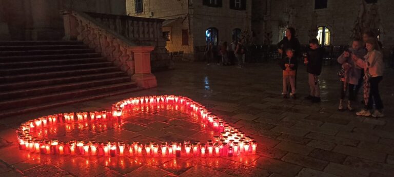FOTO: U Vukovarskoj ulici, povijesnoj jezgri i na Grudi zapaljene svijeće u sjećanje na žrtvu Vukovara i Škabrnje