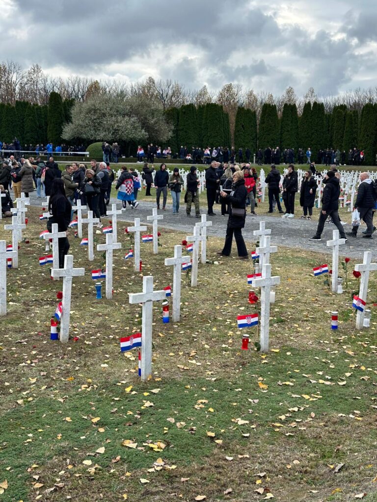 FOTO/ VIDEO: Tisuće ljudi odale počast žrtvi Vukovara, među njima i veliki broj Dubrovčana. Snažne emocije u Koloni