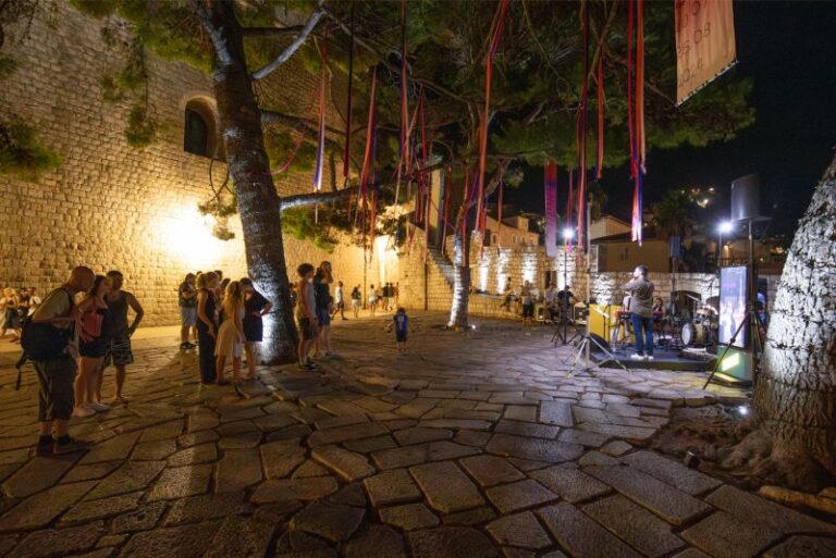 Raspisan natječaj za 5 adventskih kućica na Trgu Oružja