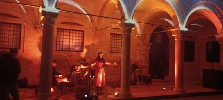 Black Coffee ispred Sponze