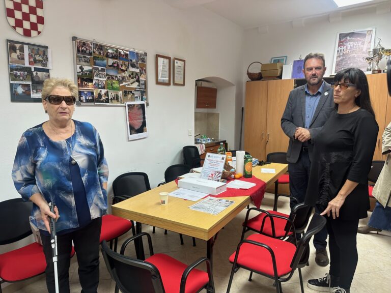 Lionsi uručili pametni štap Eli Radić, našoj slijepoj sugrađanki