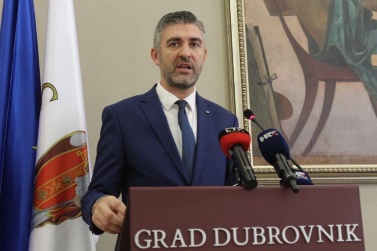 FRANKOVIĆ IZVAN OKVIRA: Nije “štedio” ni bivše gradonačelnike, ni sportske djelatnike, niti pročelnika, a najavio je i smjenu jedne direktorice