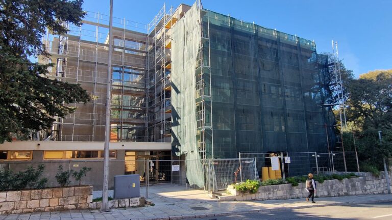 Zbog ugrožene statike i “zdravstveno osiguranje” seli iz zgrade koja se obnavlja?