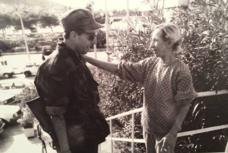 FOTOGRAFIJA ČISTE EMOCIJE: Oproštaj majke i sina prije njegova odlaska na položaj i pogibije