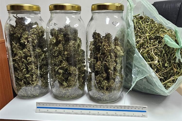 Pretragom kuće u Pločama pronađene tri staklenke pune marihuane