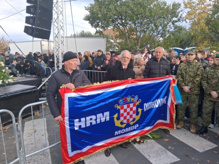 Članovi Udruge dubrovačkih branitelja Hrvatske ratne mornarice Dubrovnik na komemoraciji u Škabrnji