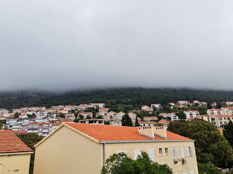 NA SNAZI ŽUTO UPOZORENJE: Danas oblačno uz jako jugo, popodne mogući izraženiji pljuskovi s grmljavinom
