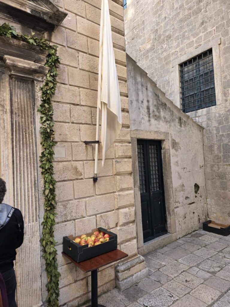 LIJEPI OBIČAJ U GRADU Blagoslovljene jabuke uz blagdan sv. Nikole