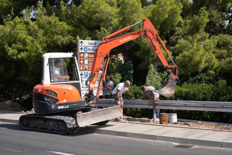 Postavlja se 1600 metara cestovnih i pješačkih ograda na 30 lokacija na širem gradskom području
