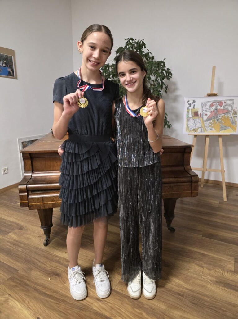 Marija Ćatić i Mia Vranješ, duo flauta UŠLS-a, pod mentorstvom nastavnice Đive Kušelj, osvojile niz nagrada i zlatnu medalju na međunarodnom natjecanju