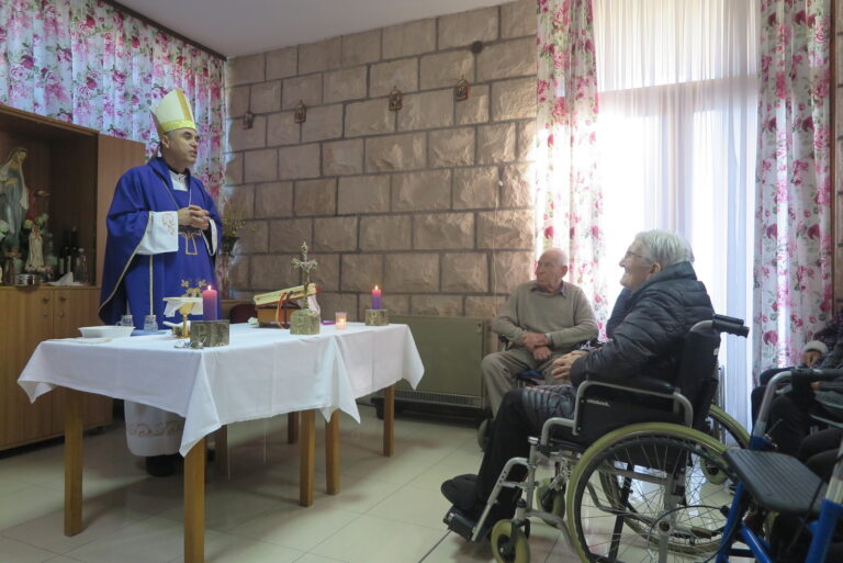 Biskup slavio misu u Domu za starije osobe uz Betlehemsko svjetlo mira