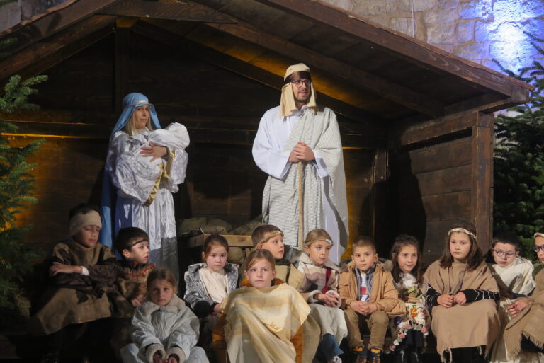 Žive jaslice pred Katedralom, svetu obitelj  predstavljala obitelj Kaminski