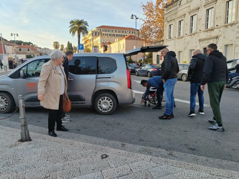 Članovi Društva oboljelih od multiple skleroze DNŽ odveli djecu iz Doma Maslina u kino povodom Međunarodnog dana volontera