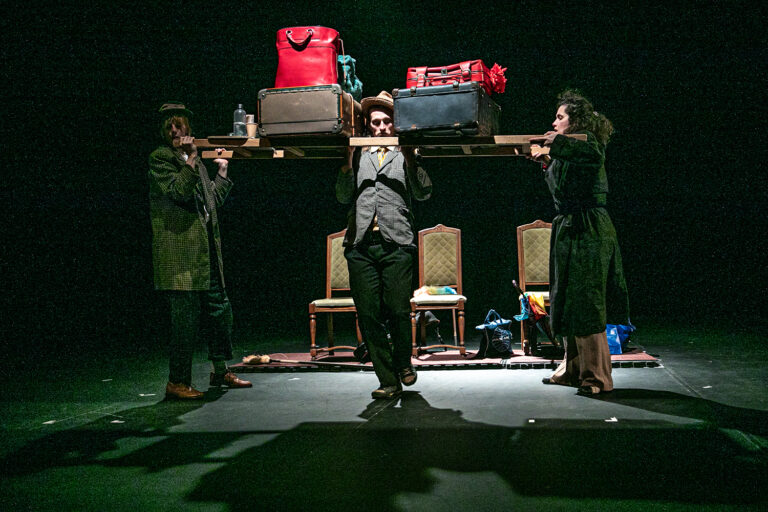 ART RADIONICA LAZARETI: Okruženi gomilom prtljage propitkuju terete života koje nosimo sa sobom kao prtljagu