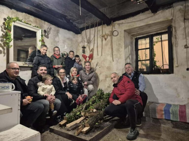 Unošenje badnjaka u obitelji Muhoberac na Osojniku đed Vlaho je prepustio unucima