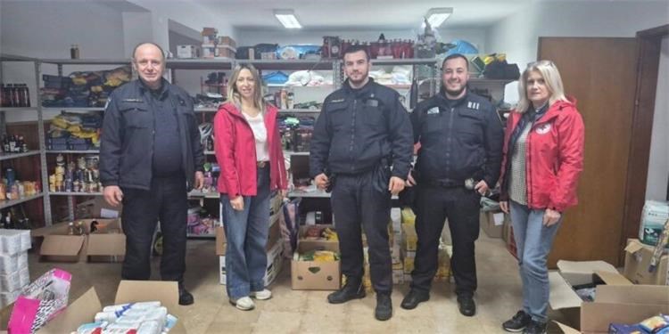 Vrijeme Božića je vrijeme darivanja: Policijski službenici iz Ploča donirali hranu korisnicima Crvenog križa