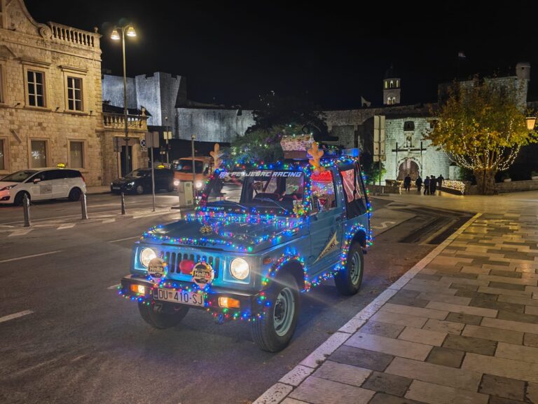 FOTO: Autoklub Pelješac Racing ukrasio je svog Suzukija u božićnom stilu