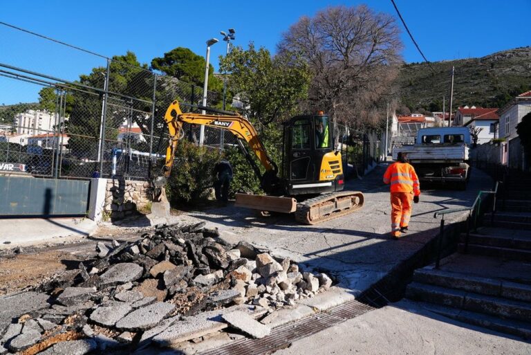 ZAPOČELI RADOVI Asfaltira se dio Ulice Antuna Gustava Matoša prema školi u Gružu