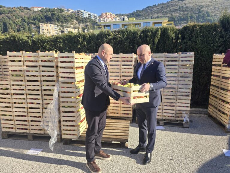 Osmu godinu zaredom u Dubrovnik stigla donacija od deset tona jabuka iz Vukovarsko-srijemske županije