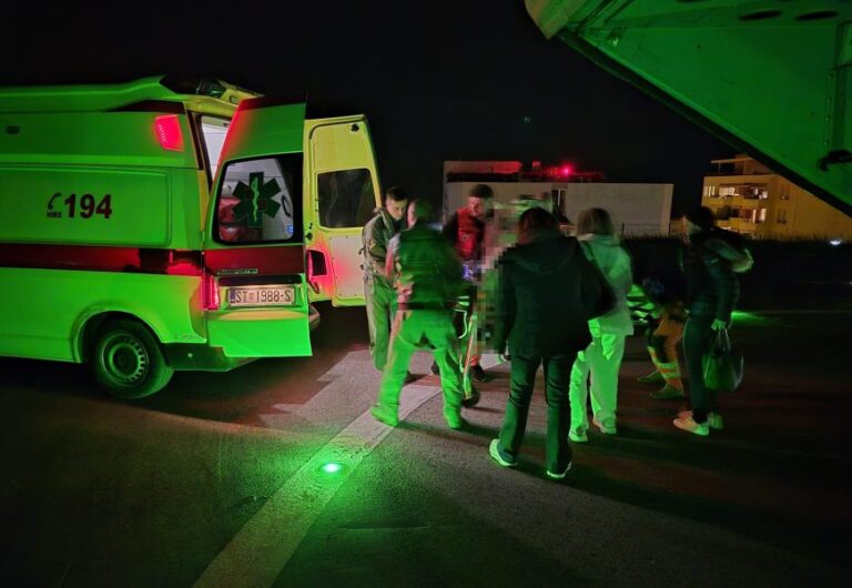 Helikopter HRZ-a prevezao tek rođene blizance iz Dubrovnika u Split